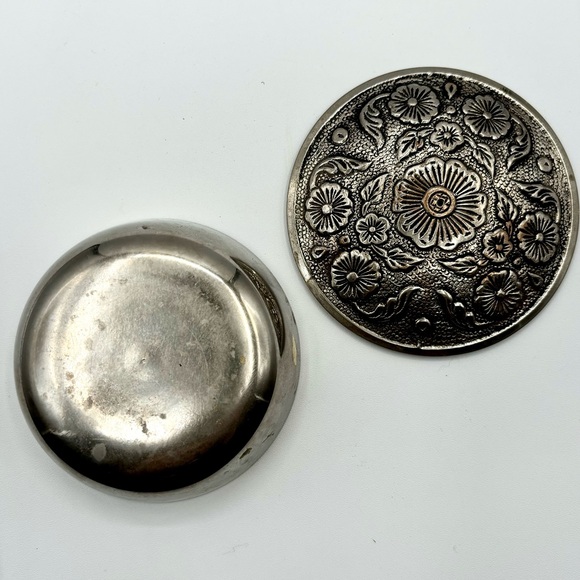 Silver Plated Round Trinket Box With Floral Pattern Lid - Picture 5 of 9